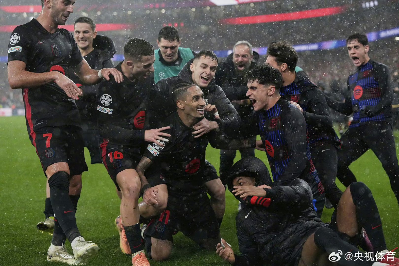 包含波兰苦战欧洲杯资格赛：维主场失利，克罗地亚罢游的词条