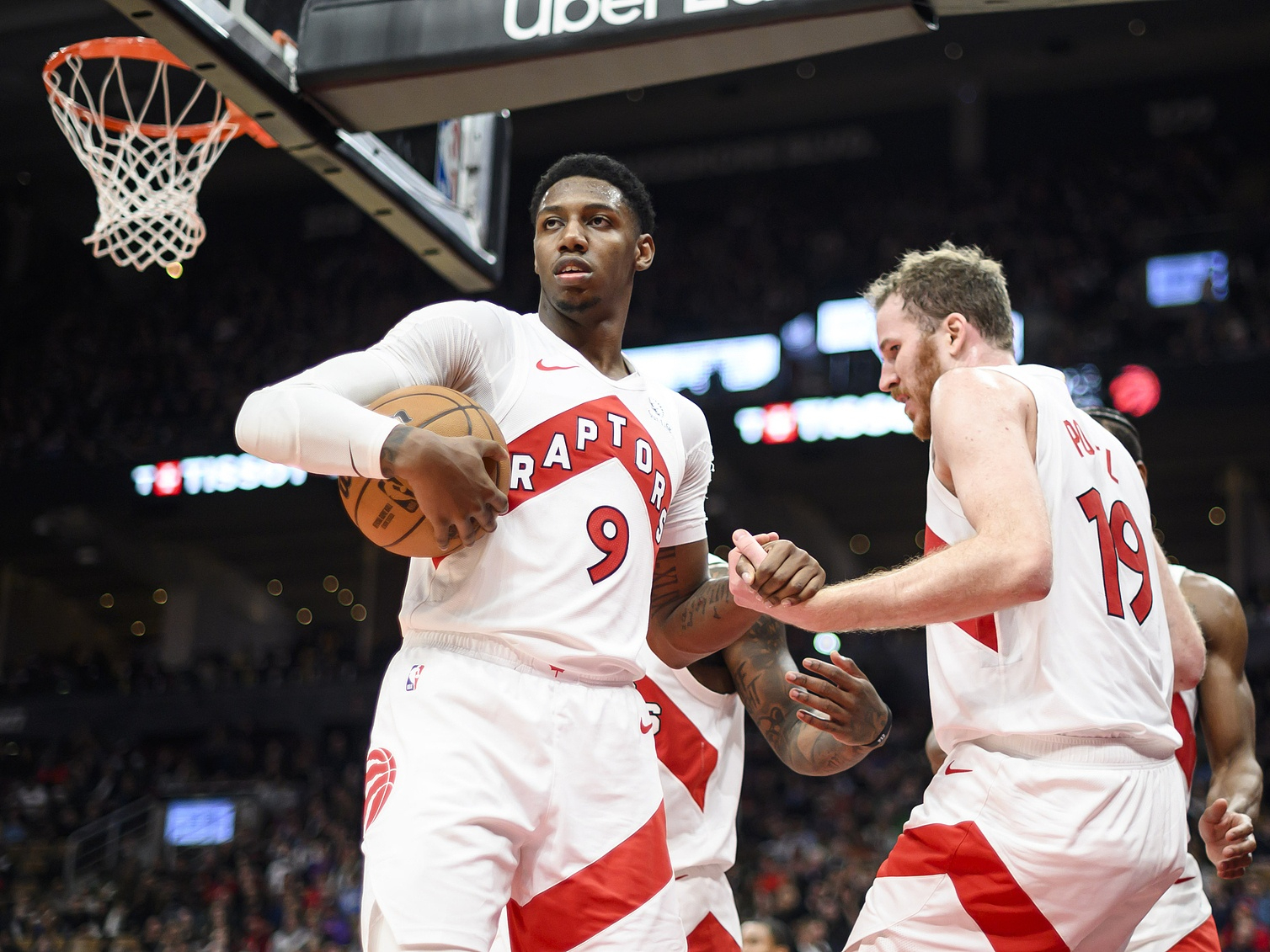 包含猛龙队外线火力全开，客场轻松击败对手的词条