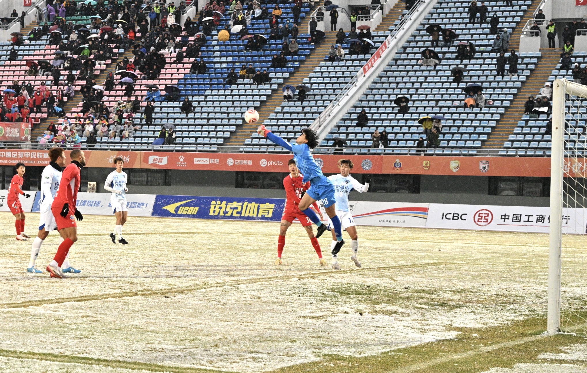 包含足球赛事中球员受伤事件牵动球迷心.的词条 包含足球赛事中球员受伤事件牵动球迷心.的词条