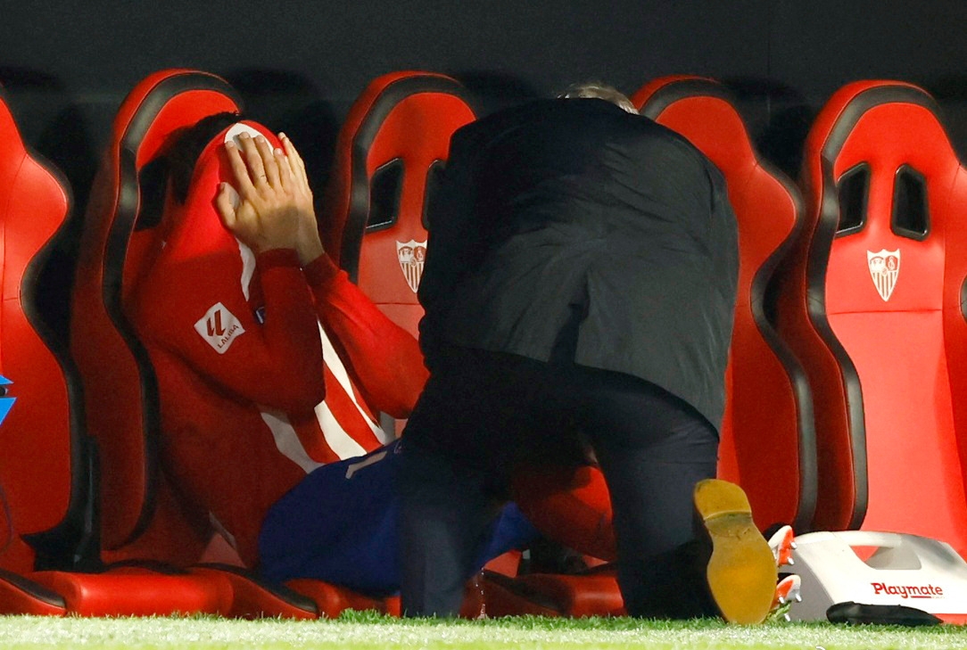 包含足球赛事中球员受伤事件牵动球迷心.的词条 包含足球赛事中球员受伤事件牵动球迷心.的词条