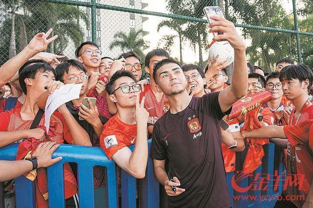 关于76人队球迷热情场上加油,助球队获胜的信息 关于76人队球迷热情场上加油,助球队获胜的信息