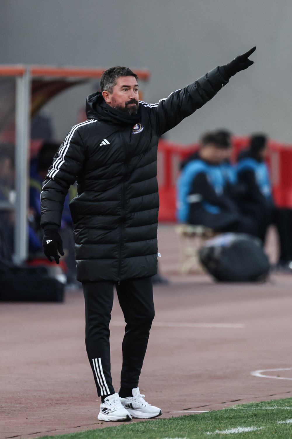 横滨水手主教练意外辞职，球队处境堪忧