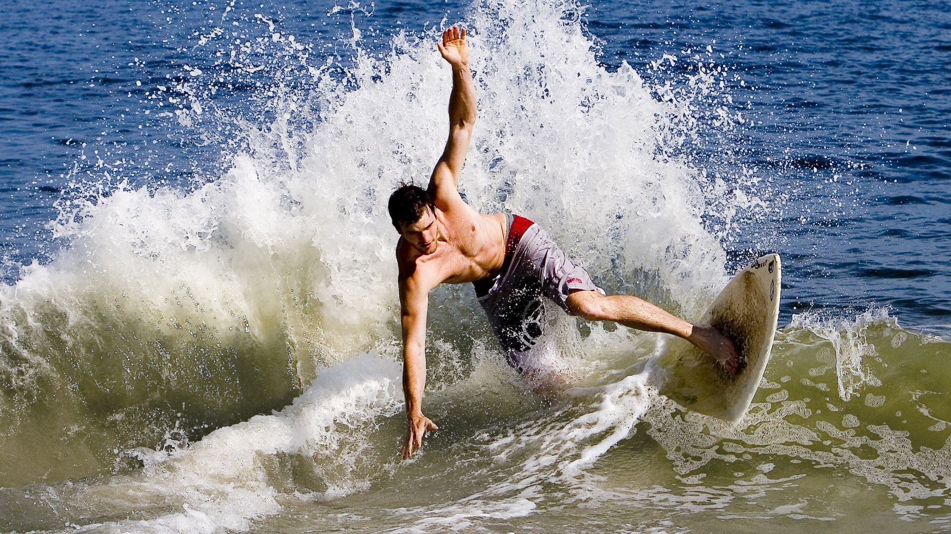 跨越时空的制胜一击，易建联关键三分助湖人险胜勇士